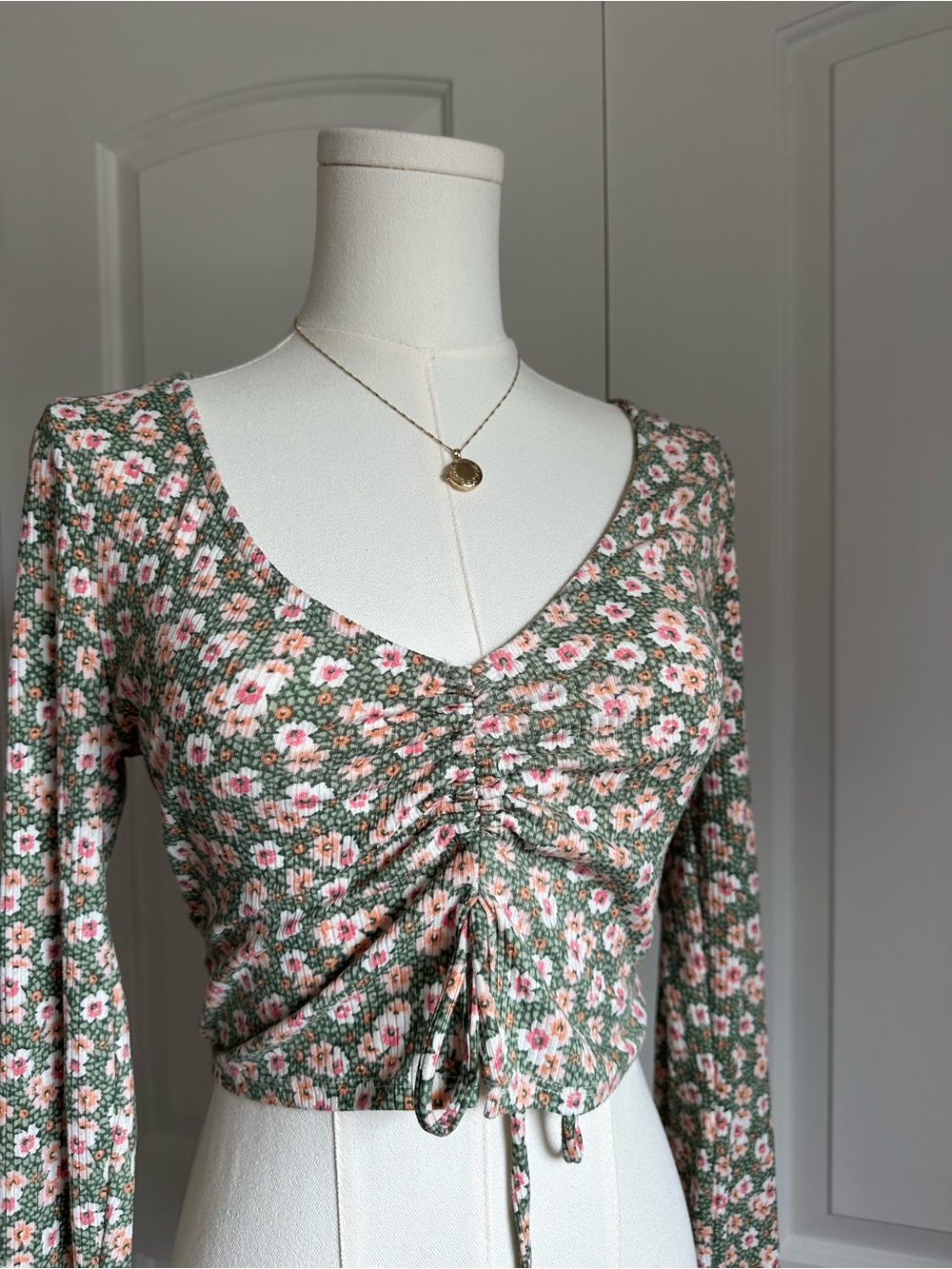Green Floral Ruched Long Sleeve Crop Top - Picture 3 of 6